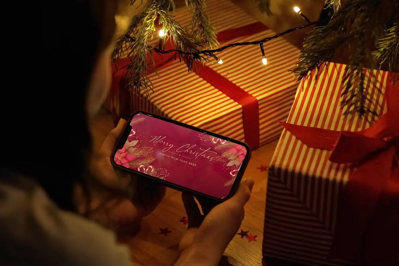 Mockup Christmas Edition: Phone on decorated table 5 mockup christmas edition4